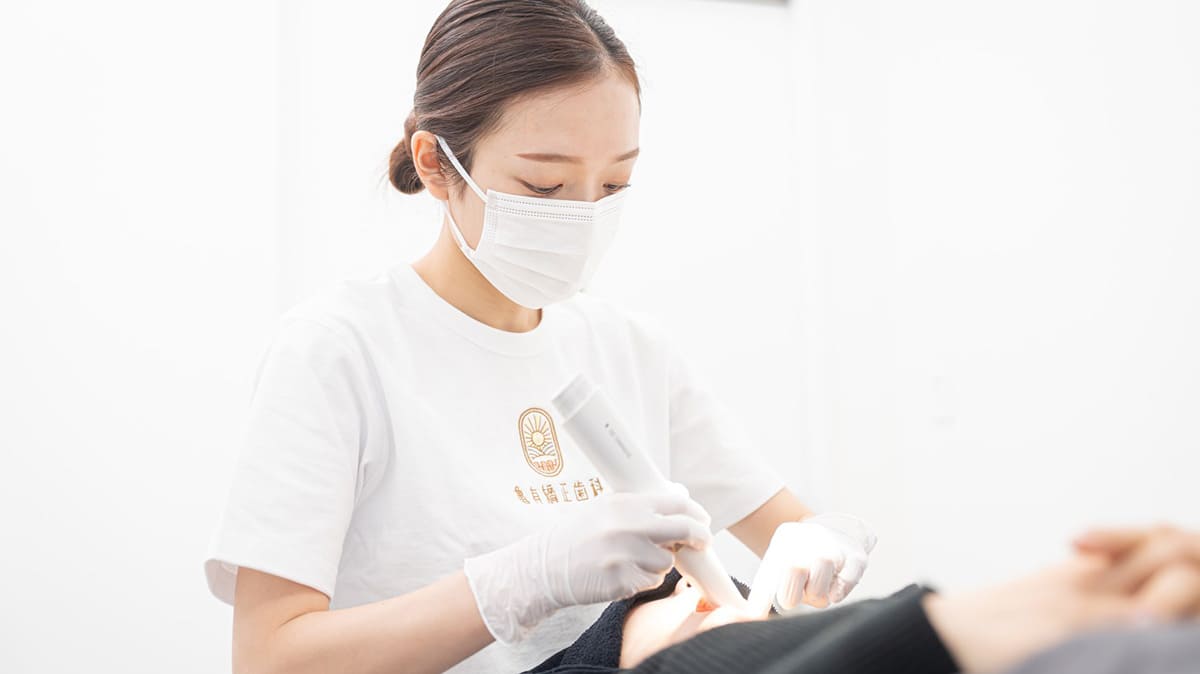 口腔スキャンしているスタッフ