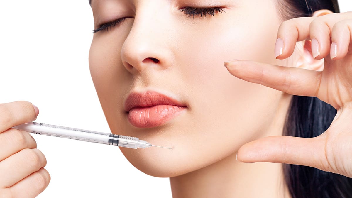 顎に注射をしている写真