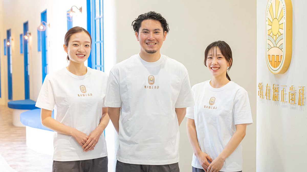 成人矯正の相談を受ける歯科医師と患者